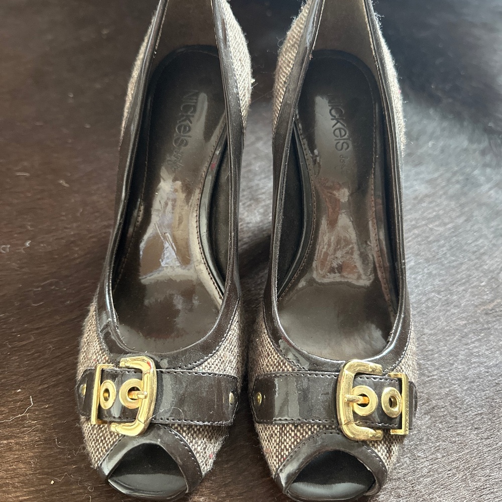 High-heeled Peekaboo toe dress pumps